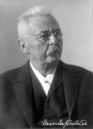 Porträt Cornelius Gurlitt (1850-1938; Architekt, Kunsthistoriker). Fotografie (Negativabzug auf Papier mit aufgetragenem Autogramm für die Veröffentlichung) von Ursula Richter, Dresden 1929 (anläßlich seines bevorstehenden 80. Geburtstages)