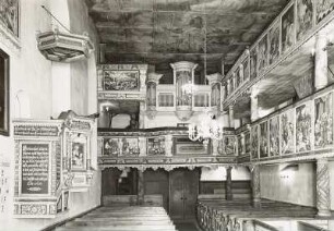 Reinhardtsdorf-Schöna, Dorfkirche Reinhardtsdorf (1401/1500, 1675-1678 umgestaltet, 1711 Deckenmalerei). Inneres vom Altar mit Kanzel (1615) gegen Orgelempore mit zweimanualiger Orgel II/14 op. 129 (1911 in historischem Gehäuse; Hermann Eule Orgelbau)