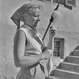 Landschaftsbild vom Pirin-Gebirge. Frau übt das Kunsthandwerk des Spinnens aus