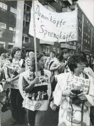 Westberliner Frauen demonstrieren für Frieden und gegen Atomare Aufrüstung