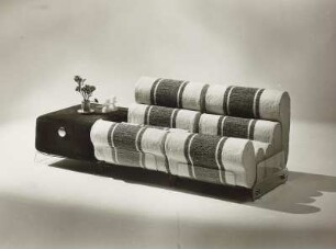 Hocker : Variable Sitzgruppe (1973). Ansicht mit Hocker und zweisitzigem Sofa