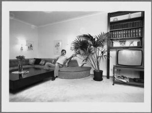 Peter Gauweiler, CSU München, auf dem Sofa sitzend zuhause