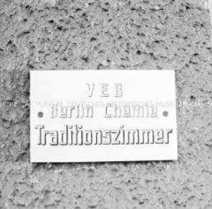 Schild am Traditionszimmer im VEB Berlin-Chemie