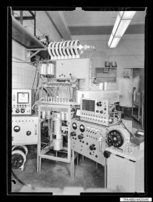 Versuchseinrichtung: Pumpeinrichtung für gasgefüllte Röhren, Bild 2; Foto 1964