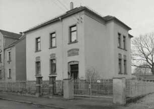 Mügeln, Wohnhaus : Mügeln (Kreis Oschatz), Wohnhaus, Goethestraße 9, um 1900, Straßenansicht