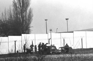 Grenzsoldaten an der Grenzmauer in der Schwedter Straße