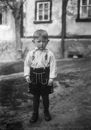 Mittelsachsen, Kinderportrait : Mittelsachsen. Junge in Lederhose