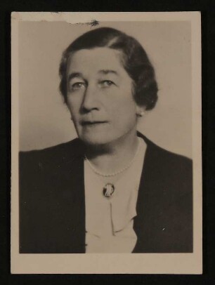 Portrait von Gerty von Hofmannsthal mit Brosche und Perlenkette