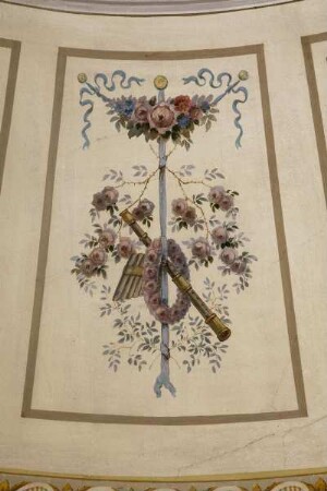 Spätklassizistische Deckenmalerei — Embleme der Musik und der Jagd — Schalmei und Panflöte