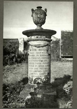 bei Göllheim. Grabstein des Johann Adam Wagner +1837 und seiner Ehefrau Elisabeth +1850. R