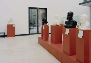 Jean-Paul Laurens (Büste) : Raumaufnahme Ausstellungssaal. Gruppe von Büsten und Porträtköpfen. Ansicht mit Büste von Jean-Paul Laurens (2. von rechts)