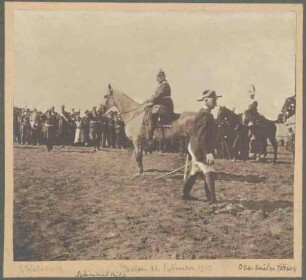 König Wilhelm II. von Württemberg in Uniform und Helm zu Pferd bei einem Manöver in Baien am 21.09.1907 zusammen mit Fürst von Waldburg und Oberreiter Körner