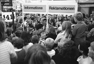 Autogrammstunde des Schlagersängers Jürgen Marcus beim Lebensmittelmarkt "Intermarkt"