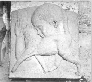 Katzenschutzplakette & Knabe mit Katze : Modell der Katzenschutzplakette (Knabe mit Katze) für das Katzenheim Trachau. Gips (1929; E. Richter). Dresden-Südvorstadt, Eisenstuckstraße, Atelier der Künstlerin