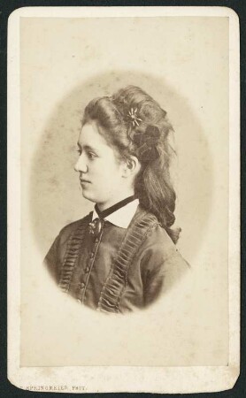 Frauenporträt : Frauenporträt. Brustbild im Oval, vignettiert. Fotografie (Albuminpapier auf Karton mit Atelieraufdruck) von F. Springmeier in Elberfeld
