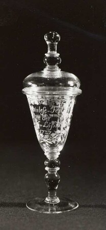 Deckelpokal mit Weinlaubdekor