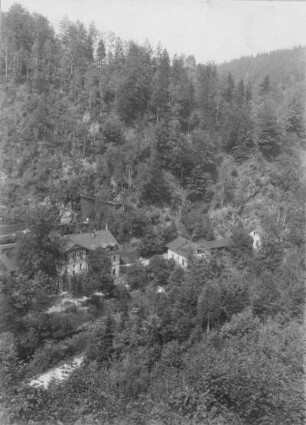 Höckendorf-Edle Krone. Durchbruchstal der Wilden Weißeritz. Tunnel der Eisenbahnlinie der Strecke Freiberg - Dresden und Hotel und Restaurant Unverhofft Glück