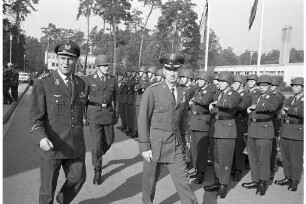 Besuch des amerikanischen Generals Bruce K. Holloway beim Stabsquartier der Luftwaffengruppe Süd.