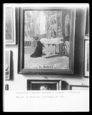 Betende Frau vor einem Altar