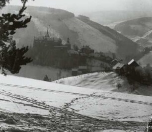 Ludwigsstadt-Lauenstein, Ortsansicht : Ludwigsstadt-Lauenstein. Ortsteilansicht mit Burg Lauenstein. Blick über das Lognitztal nach Südsüdosten. Winteraufnahme