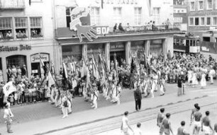 Freiburg: Festzug der Turner; Fahnenträger der Markgräfler; vor Fahne