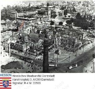 Darmstadt, 1945 / Luftaufnahme der zerstörten Innenstadt mit Luisenplatz, Landesmuseum und Landestheater
