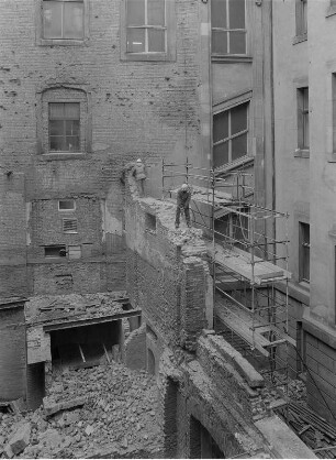 Dresden, Ständehaus, großer Innenhof, Abbruch von Einbauten. Bauarbeiter mit Drucklufthammer beim Abriss einer Ziegelmauer