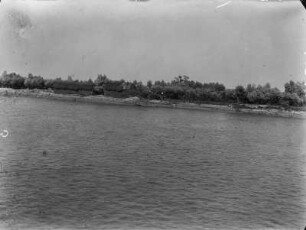 Flussufer : Blick auf das Ufer eines Flusses.