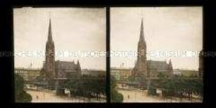 Blick zur Luther-Kirche mit Hochbahn am Dennewitzplatz, Berlin