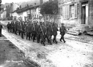 Erster Weltkrieg : Deutsche Soldaten mit Rechen