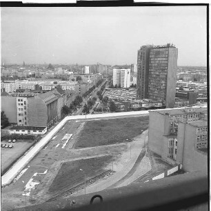 Blick von einem Hochaus an der Leipziger Straße auf die Grenzanlagen : Lindenstraße Ecke Zimmerstraße
