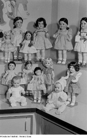 Eine Vielzahl an Puppen auf der Leipziger Herbstmesse 1954