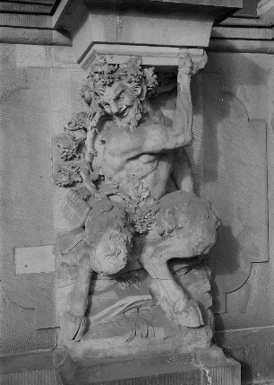 Konsole mit hockendem Faun : Konsole mit hockendem Faun. Sandstein; H. ca. 1,80 m (um1717; B. Permoser/ 1950 Kopie). Dresden. Zwinger, Bogengalerie L