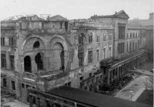 Blick auf den zerstörten Übergang und die zerstörte Fassade des Neuen Museums