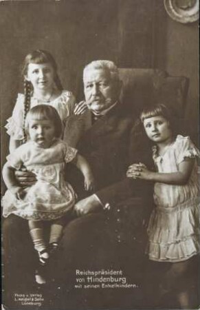 Reichspräsident von Hindenburg mit seinen Enkelkindern.