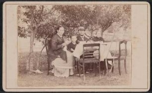 Familienbildnis im Garten beim Kaffeetrinken : Familienbildnis im Garten beim Kaffeetrinken. Visitfoto