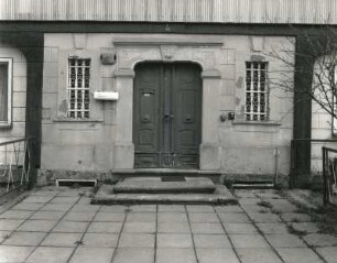 Ebersbach-Neugersdorf, Wiesenstraße 17. Wohnhaus (1846). Erdgeschoßfenster und Portal