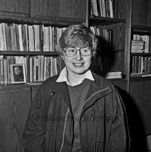 Katholische Kirchengemeinde St. Vicelin: Pastoralassistentin Dorothea Beckmann: vor Bücherregal