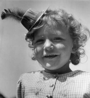 Kinderbilder. Kleines Mädchen mit Hütchen