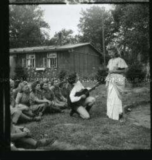 Theatergruppe in einem Lager des Reichsarbeitsdienstes