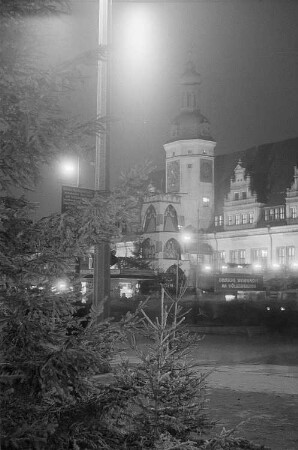 Weihnachtsmarkt bei Dunkelheit mit Pyramide