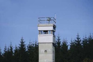 Deutsch-deutsche Grenze : Wachturm des DDR-Grenzschutzes in einem Waldgebiet.