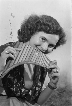 Markneukirchner Cocktail : Musikinstrumenten-Museum Markneukirchen. Junge Frau mit Panpfeife