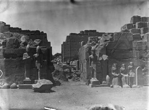 Innenpylon Thutmosis III. : Ruine des Innenpylon Thutmosis III. mit Statuen davor. Teil des Tempel des Amun-Re im Tempel von Karnak.