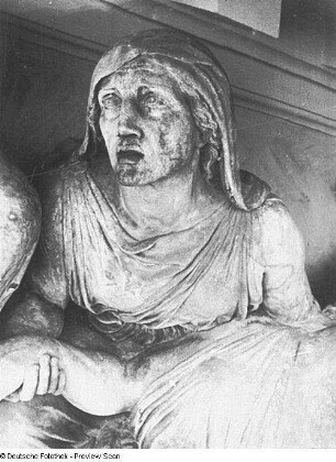 Nordgiebel des Königlichen Hoftheaters in Dresden : Rietschel, Ernst. Nordgiebel des Königlichen Hoftheaters Dresden. Sandstein. Dresden, 1839/1841. Detail: Trauernde Dienerin. Bautzen, Altes Stadttheater, Mittelrisalit, Rietschel-Giebel