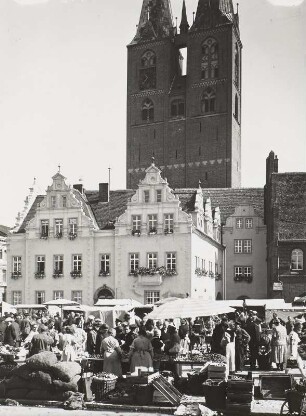 Stendal, Markt mit Verkaufsständen. Blick nach Nordosten auf Rathaus und Marienkirche