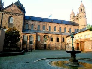 Ansicht von Norden mit nördlichem Querhausarm im Osten mit Ägidiuskapelle sowie Langhaus mit Seitenschiff nach Westen mit abschließenden Westtürmen und Vierungskuppel über Westchor