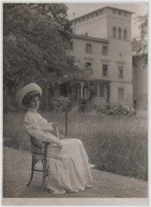 Ohne Titel (Prinzessin Feodora, im Garten sitzend)