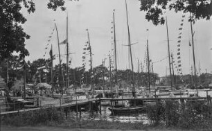 Lauterbach (Rügen). Hafen. Blick auf Anlegesteg und Segelboote, beflaggt mit internationalen Signalflaggen