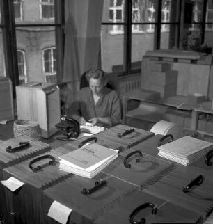 Arbeiterin beim Verpacken der Mikroskope des VEB Carl Zeiss Jena
